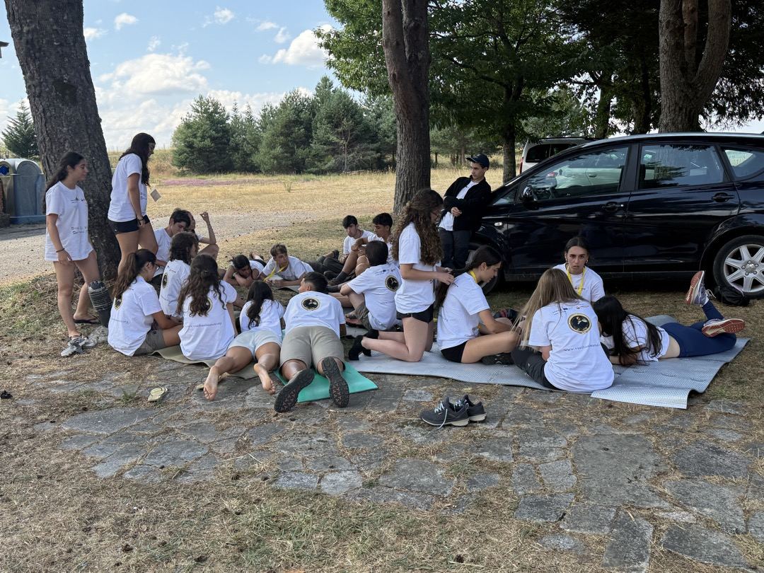 Expedicionarios sentados en corro durante un taller al aire libre